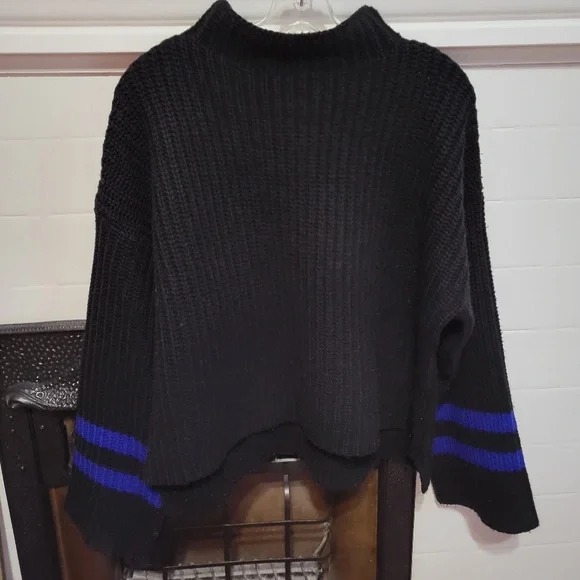 Oversized Knit Cropped Sweater - Scripted - Picture 1 of 3
